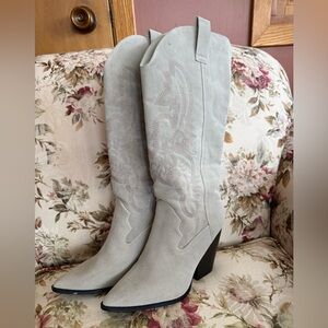 Womens Buckley Western Boots in Light Gray Suede